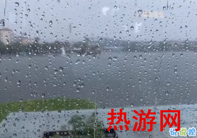 下雨天句子有点丧 思念无果大雨滂沱1